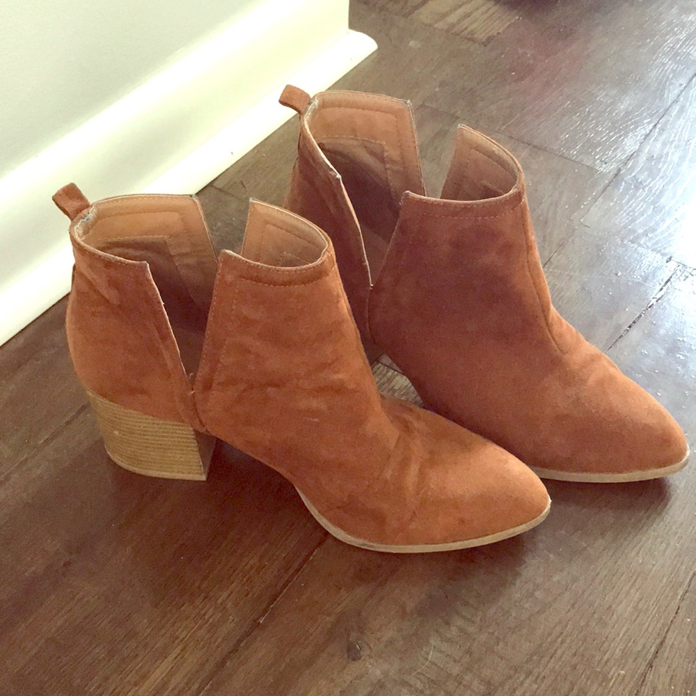 Qupid block heel pointy toe booties